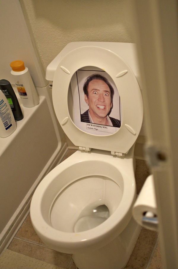  Broma de la oficina con una foto de Nicolas Cage en el inodoro 
