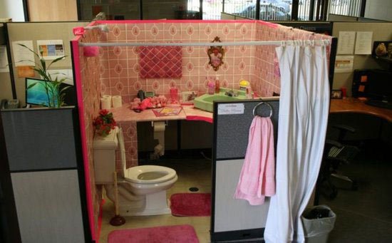  bathroom-cubicle-prank.jpg "title =" bathroom-cubicle -prank.jpg "width =" 550 "height =" 341 