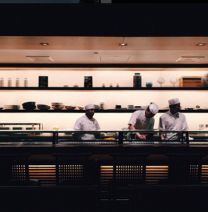  Foto franca de tres cocineros cocinando, tomada con la cámara del teléfono "title =" chef-candid.png "width =" 300 "style =" width : 300px; margen izquierdo: auto; margen derecho: auto 