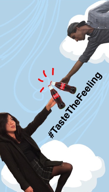  Dibujo divertido de Snapchat de dos personas que tocan botellas de Coca-Cola junto con el hashtag #TasteTheFeeling 