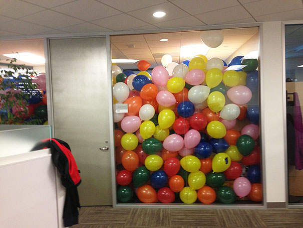  Sala de conferencias de la oficina llena de globos "width =" 669 